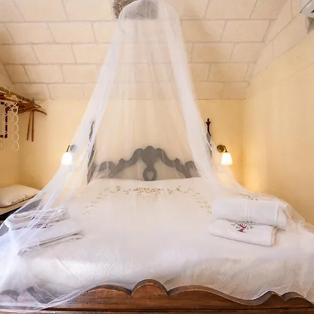 Lamia With Pool Остуни